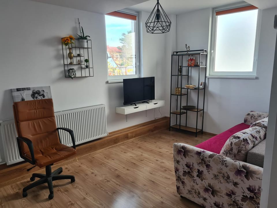 TV and multimedia, Living room, Seating area, Evening entertainment