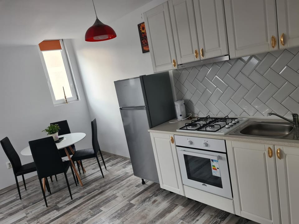 Kitchen or kitchenette, Dining area, pet friendly, stove
