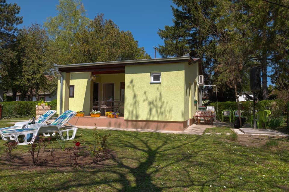 Property building, Facade/entrance, Garden, Garden view, sunbed