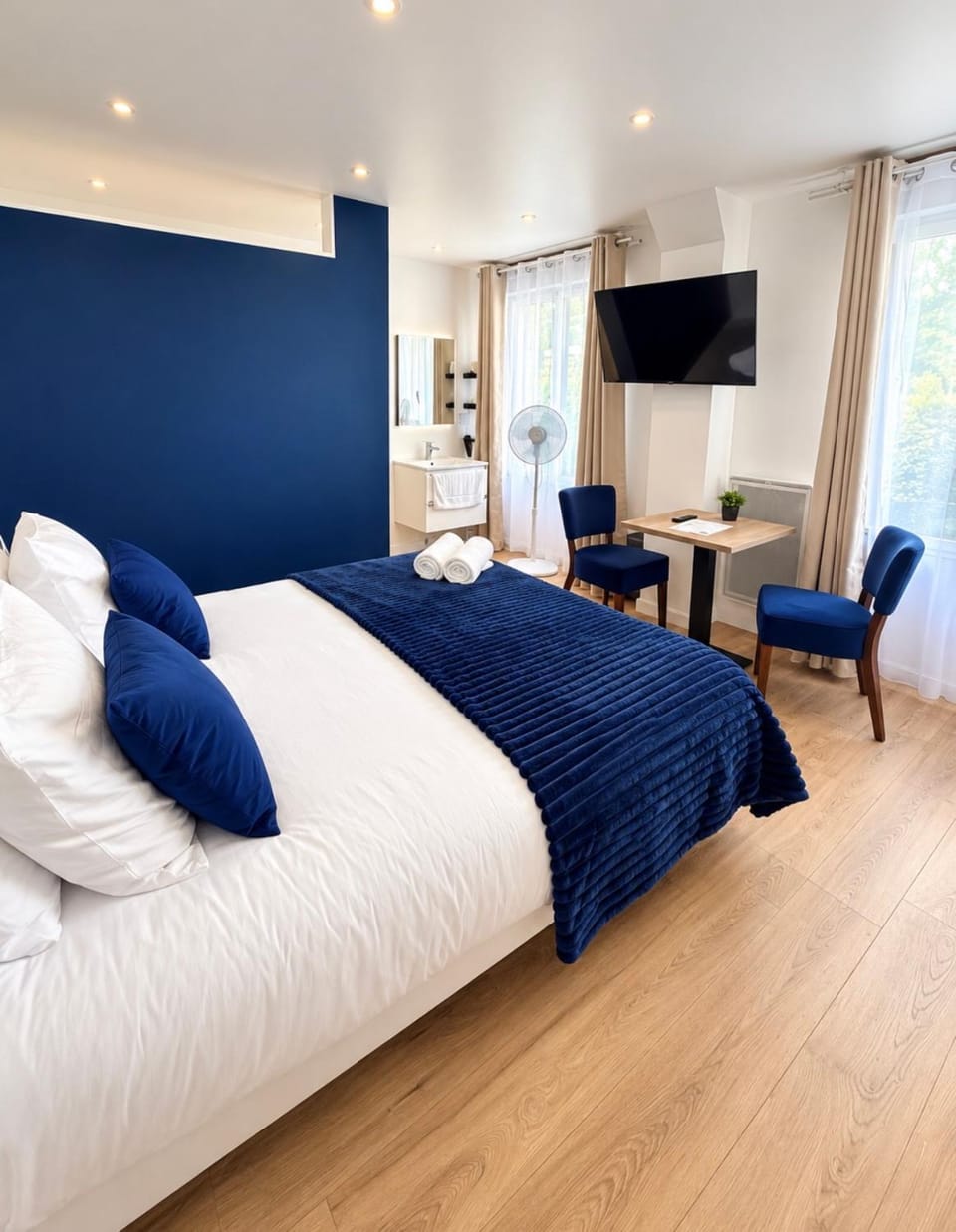 Bed, TV and multimedia, Photo of the whole room, Seating area
