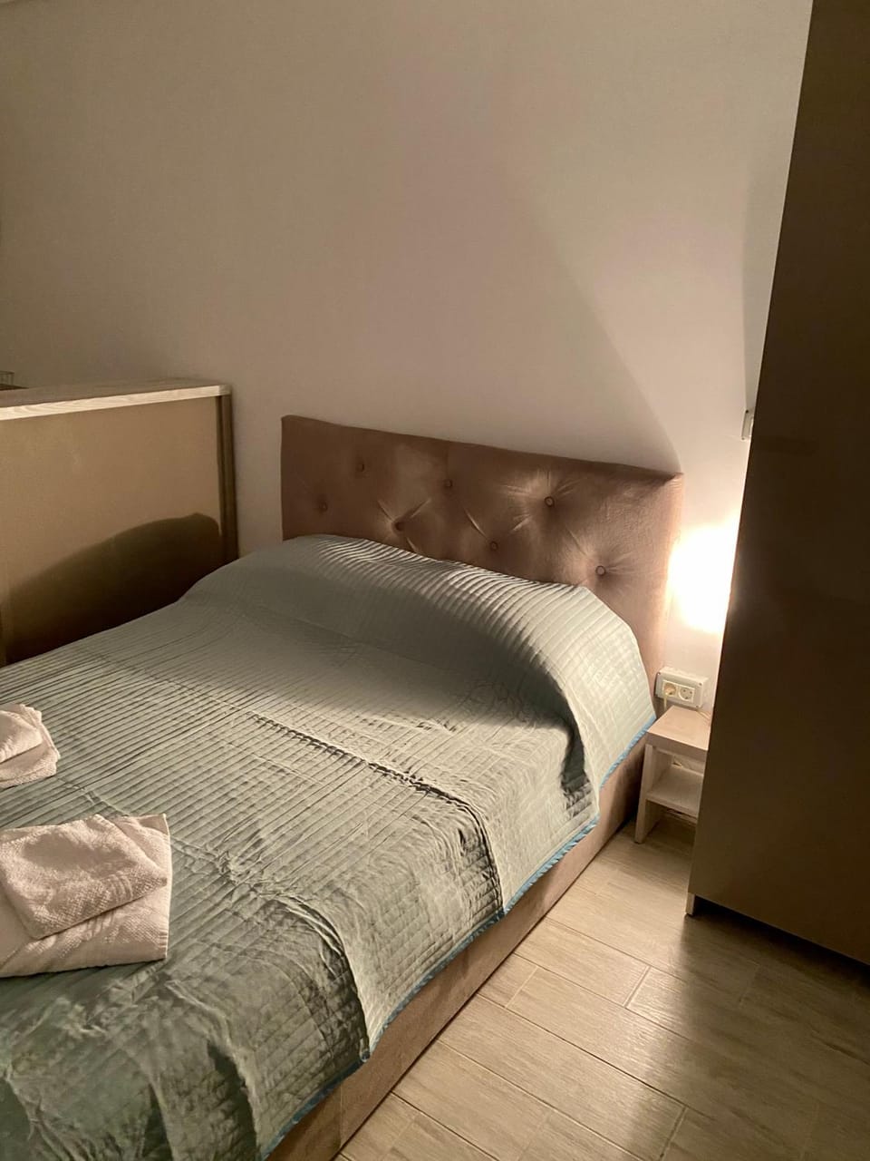 Bed, towels