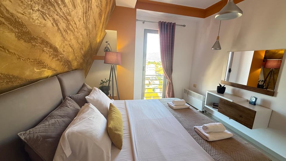 Bed, Bedroom, towels
