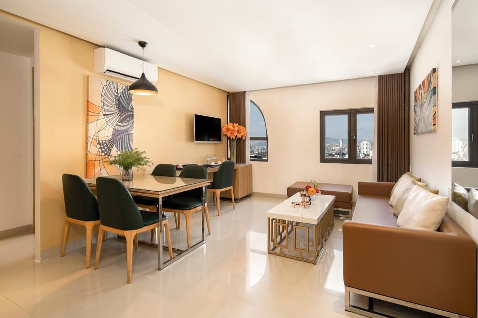TV and multimedia, Living room, Seating area, Dining area