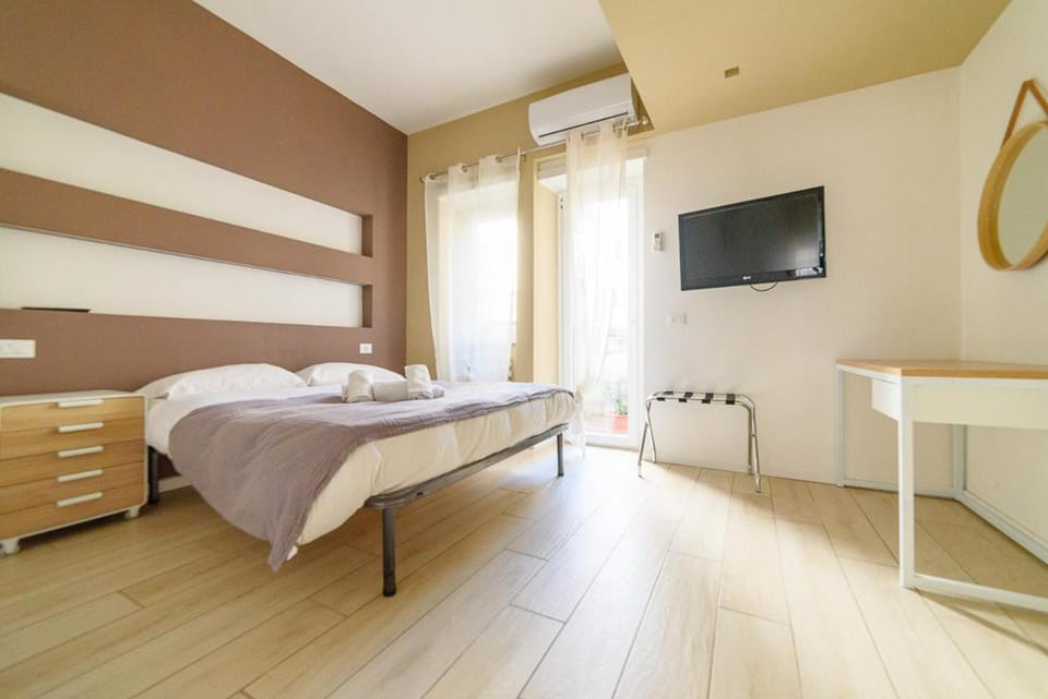 Bed, TV and multimedia, Photo of the whole room, Bedroom