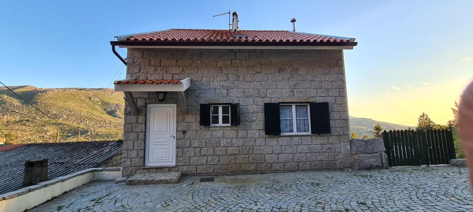 Casa na Serra, Sabugueiro House in Portugal