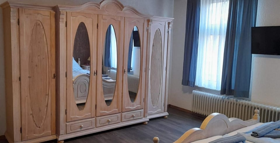 Bed, TV and multimedia, Photo of the whole room, Bedroom, wardrobe