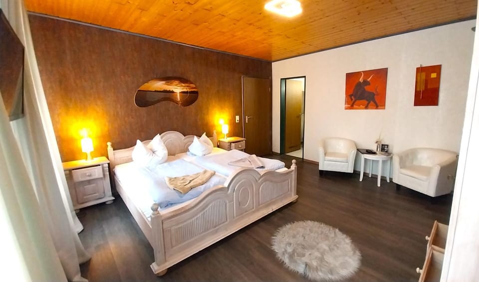 Bed, Photo of the whole room, Seating area, Bedroom, towels