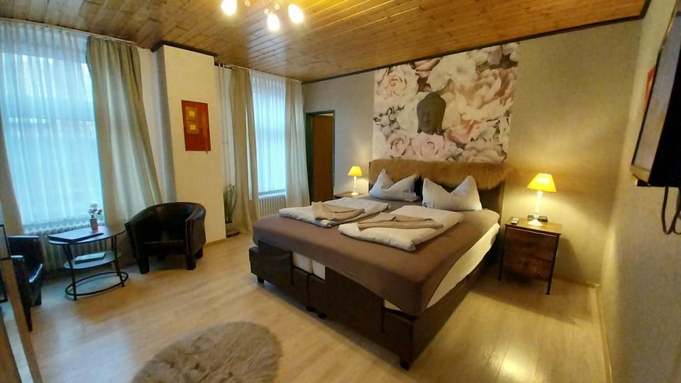 Bed, TV and multimedia, Photo of the whole room, Bedroom, towels