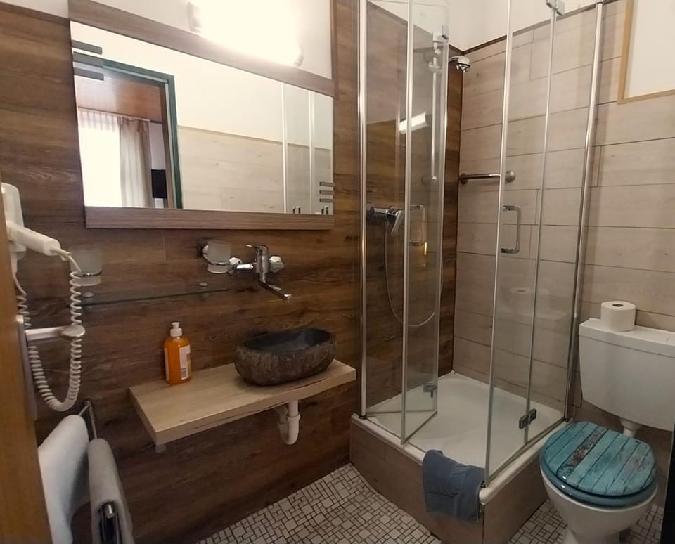 Shower, Toilet, Bathroom, towels