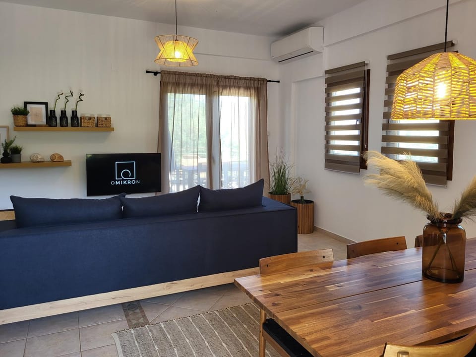 TV and multimedia, Seating area, Dining area