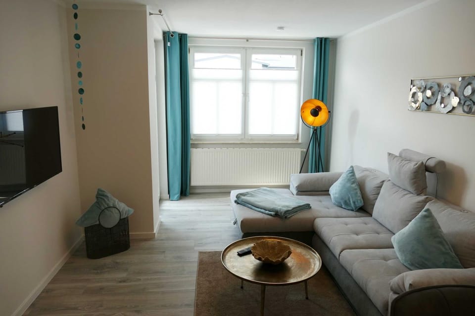 TV and multimedia, Living room, Seating area, Evening entertainment