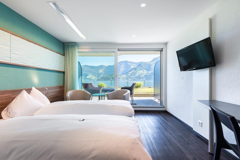 Bed, Balcony/Terrace, Photo of the whole room, Lake view, Mountain view