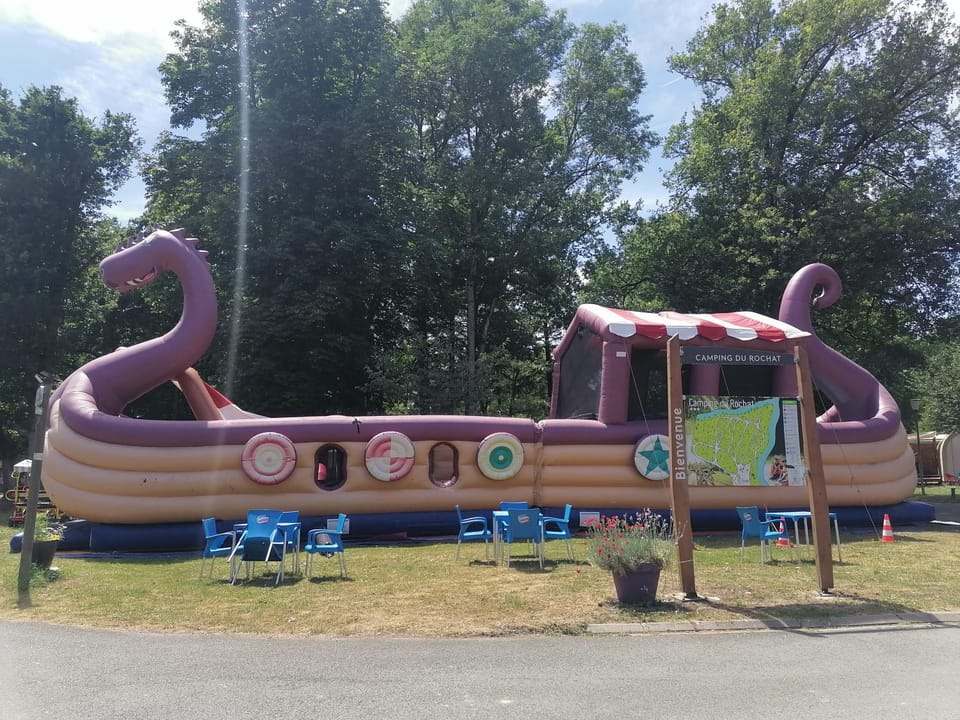 Camping le Rochat Belle Isle Campground/ 
RV Resort in Centre-Val de Loire