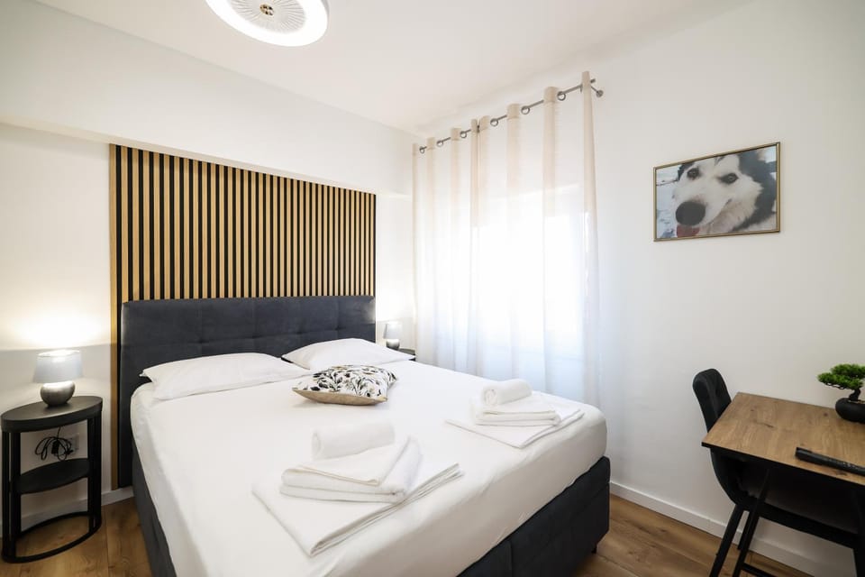 Bedroom, towels