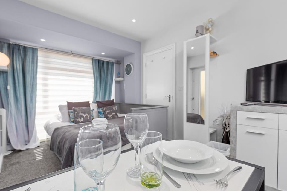 Bed, TV and multimedia, Dining area