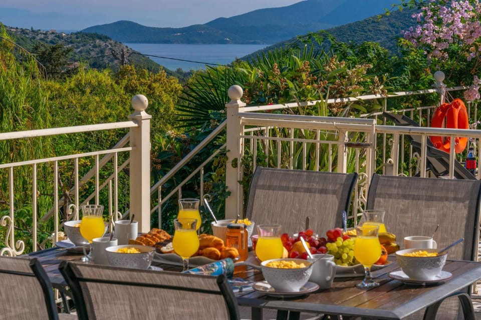 Villa Regina -Hidden Eden with Treehouse & Heated Pool Villa in Cephalonia