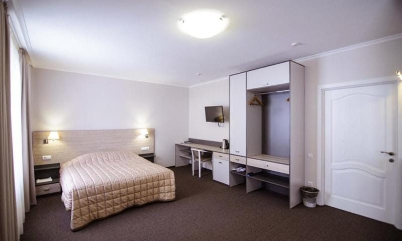 Bed, TV and multimedia, Coffee/tea facilities, View (from property/room), Photo of the whole room, Bedroom, wardrobe