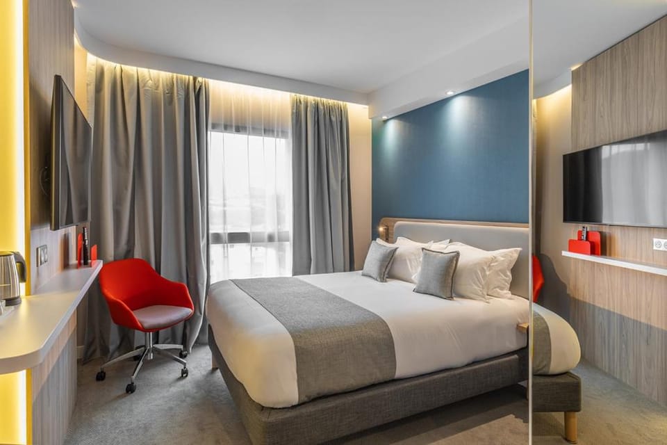 Bed, TV and multimedia, Photo of the whole room, Bedroom
