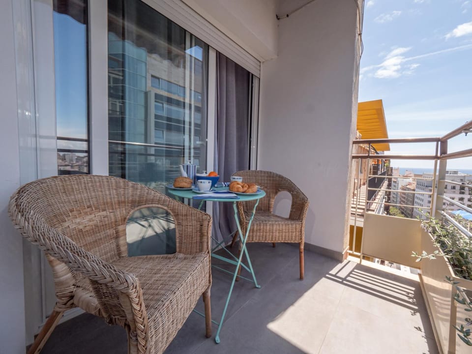 Balcony/Terrace, Bedroom, City view, Sea view, Street view