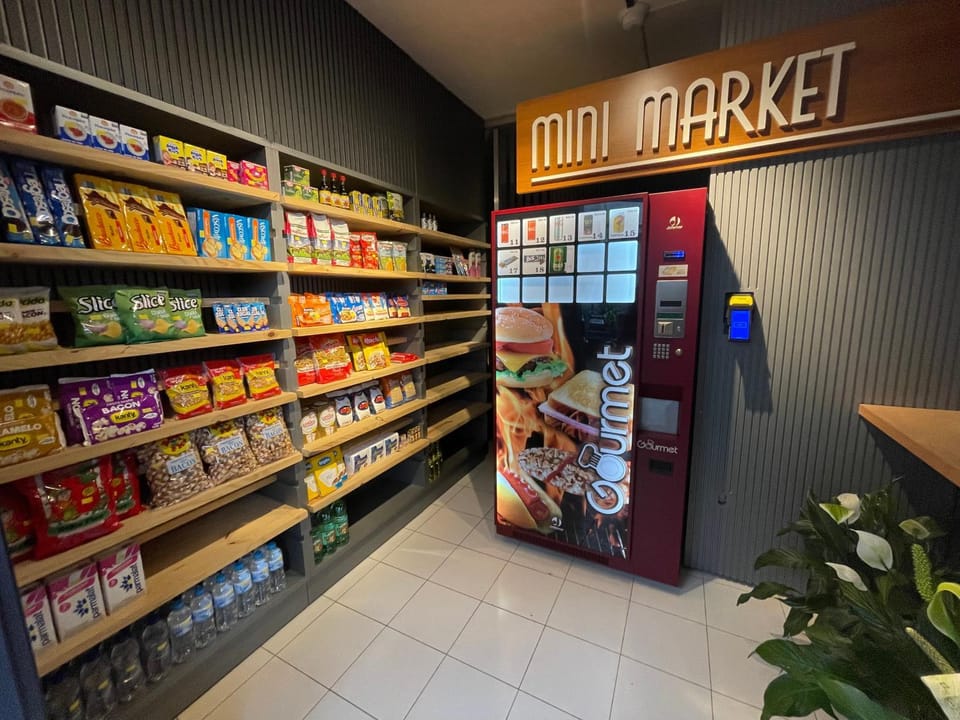 On-site shops, Food and drinks, Food, Supermarket/grocery shop, vending machine
