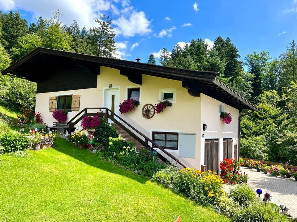 Property building, Day, Natural landscape, Garden, Garden view