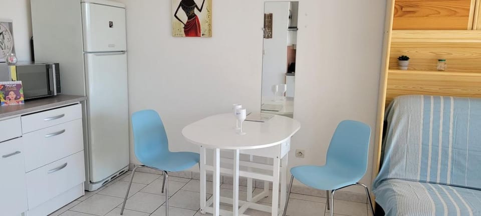 Dining area, microwave