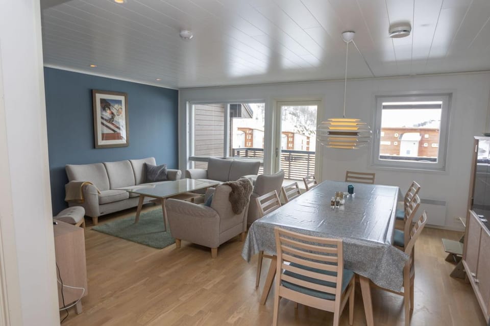 Living room, Seating area, Dining area