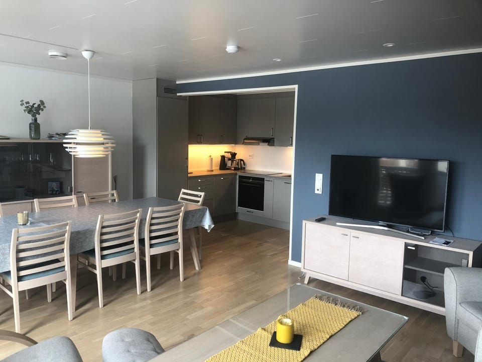 Communal lounge/ TV room, TV and multimedia, Living room, Seating area, Dining area