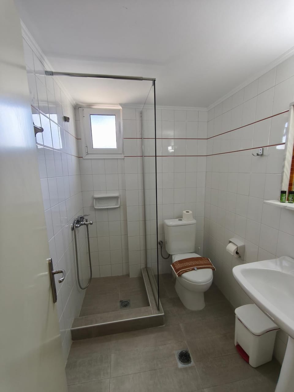 Shower, Toilet, Bathroom, towels