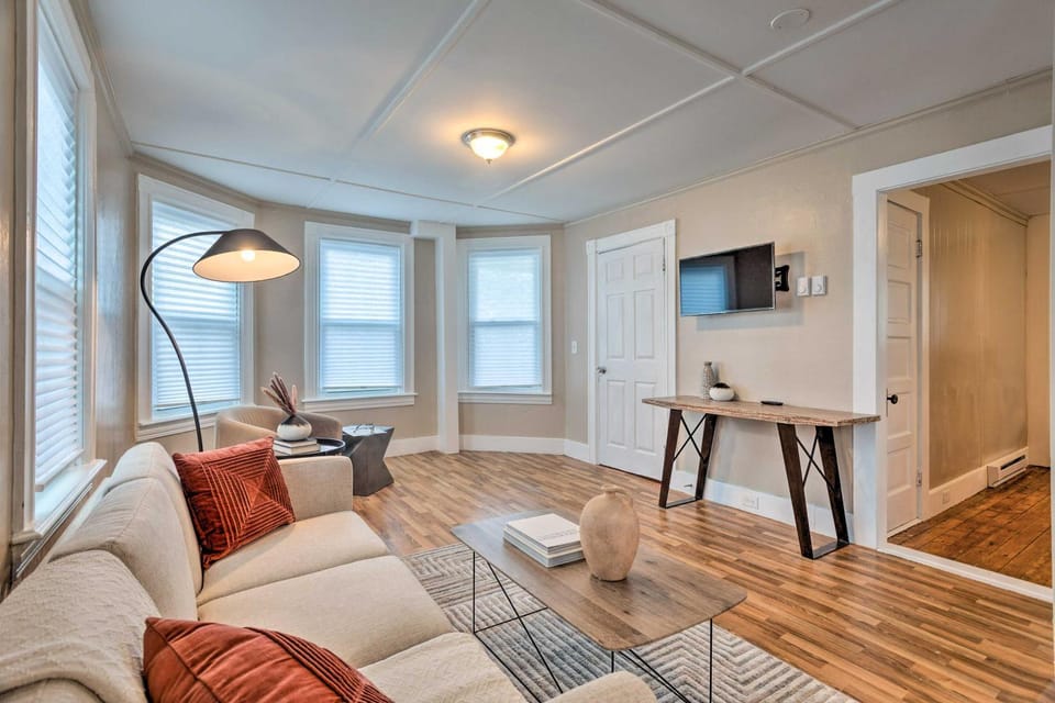 Cozy-Chic Attleboro Apt: 1 Mi to Dining & Zoo Apartment in North Attleborough