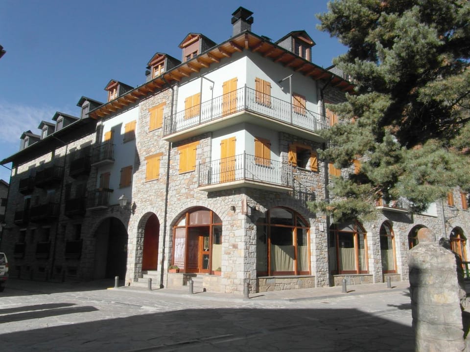 Property building, Facade/entrance, Lobby or reception