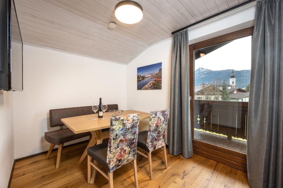 Seating area, Dining area, Mountain view