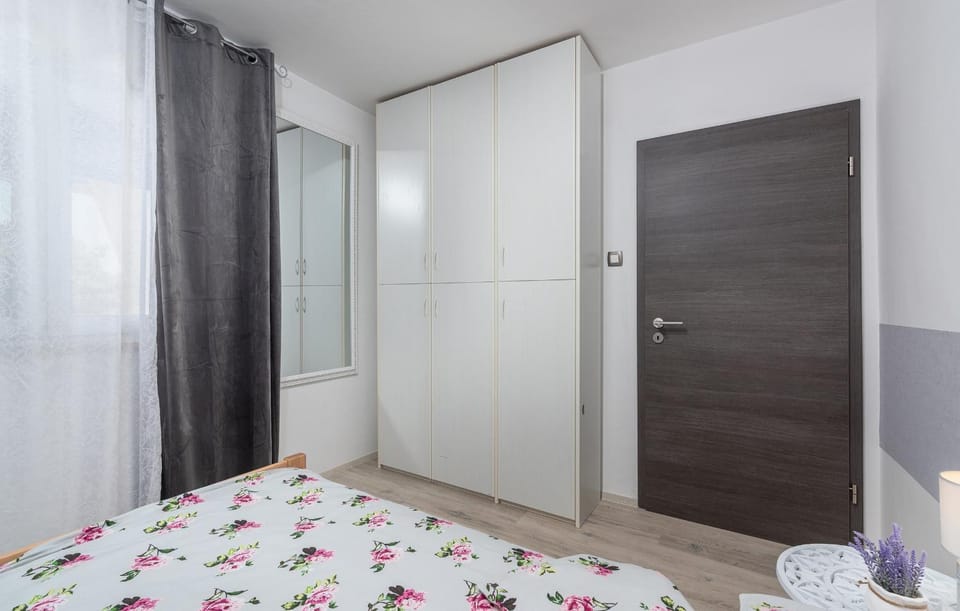 Bed, Photo of the whole room, Bedroom, towels, wardrobe