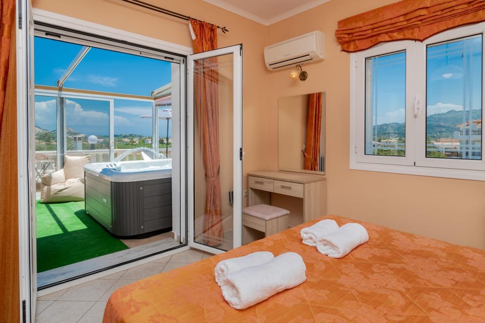 Bed, Hot Tub, View (from property/room), Balcony/Terrace, Bedroom, towels
