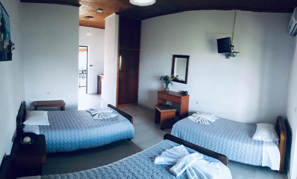 Bed, TV and multimedia, Photo of the whole room, towels