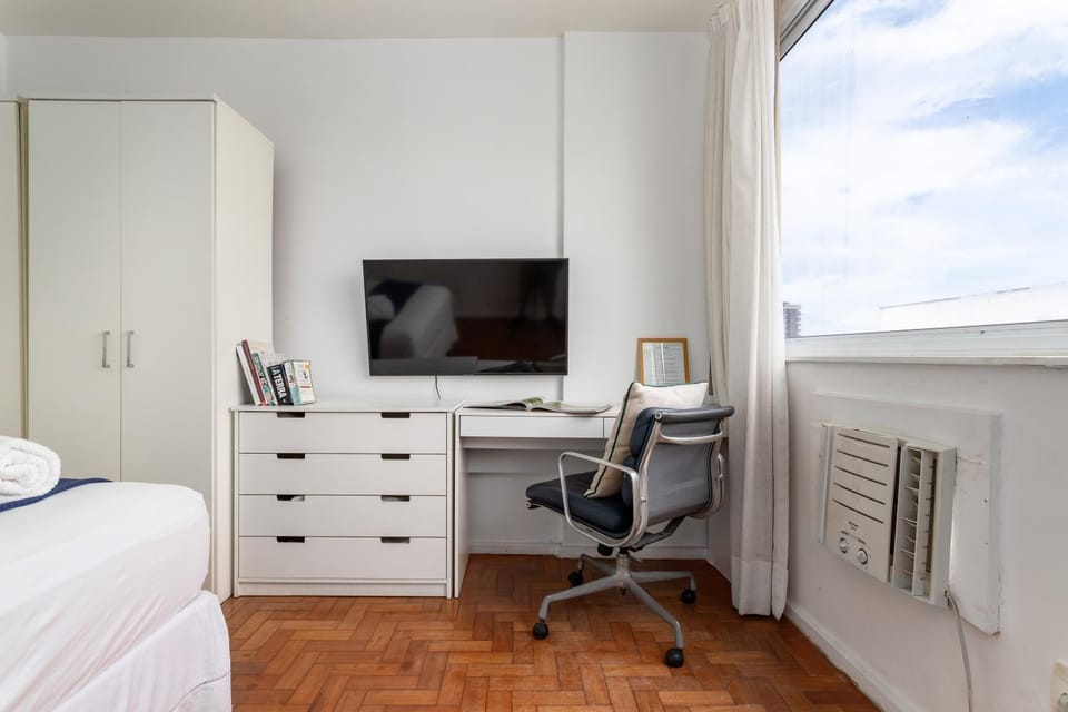 Bed, TV and multimedia, Bedroom, hair dresser