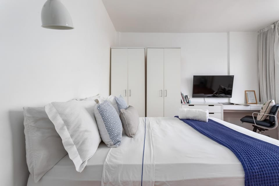 Bed, TV and multimedia, Bedroom