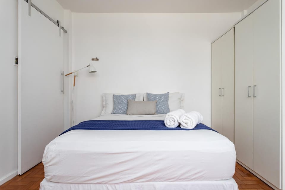 Bed, Bedroom, towels, wardrobe