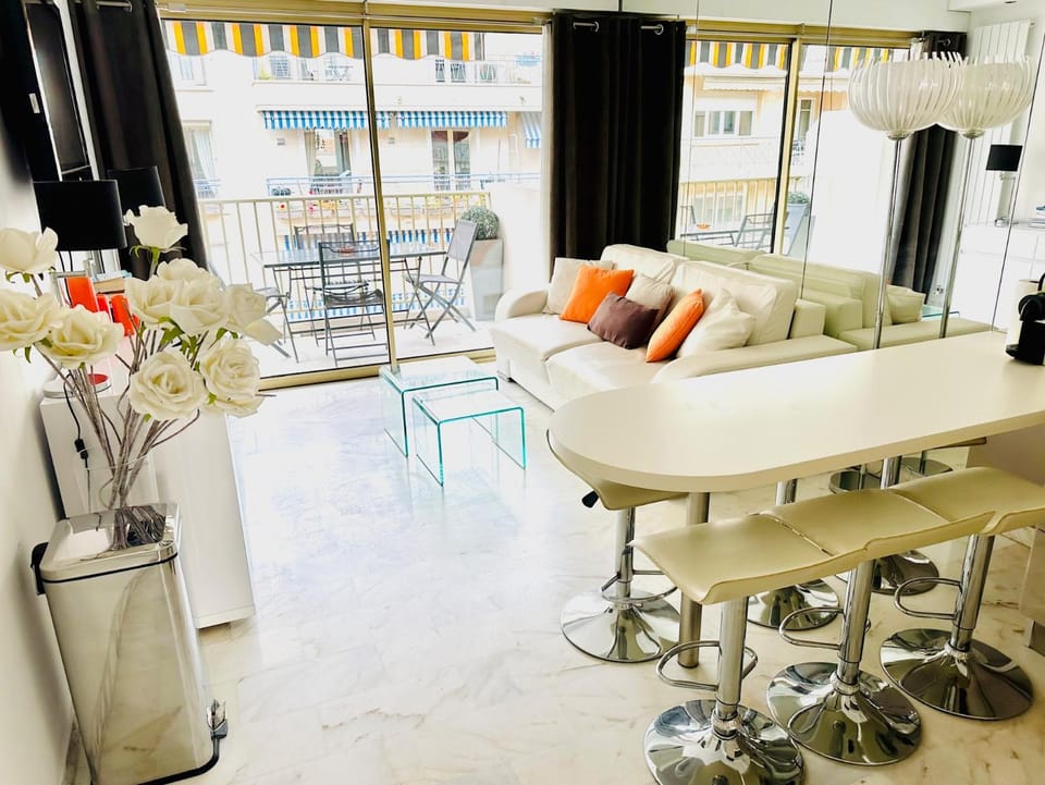 Living room, Photo of the whole room