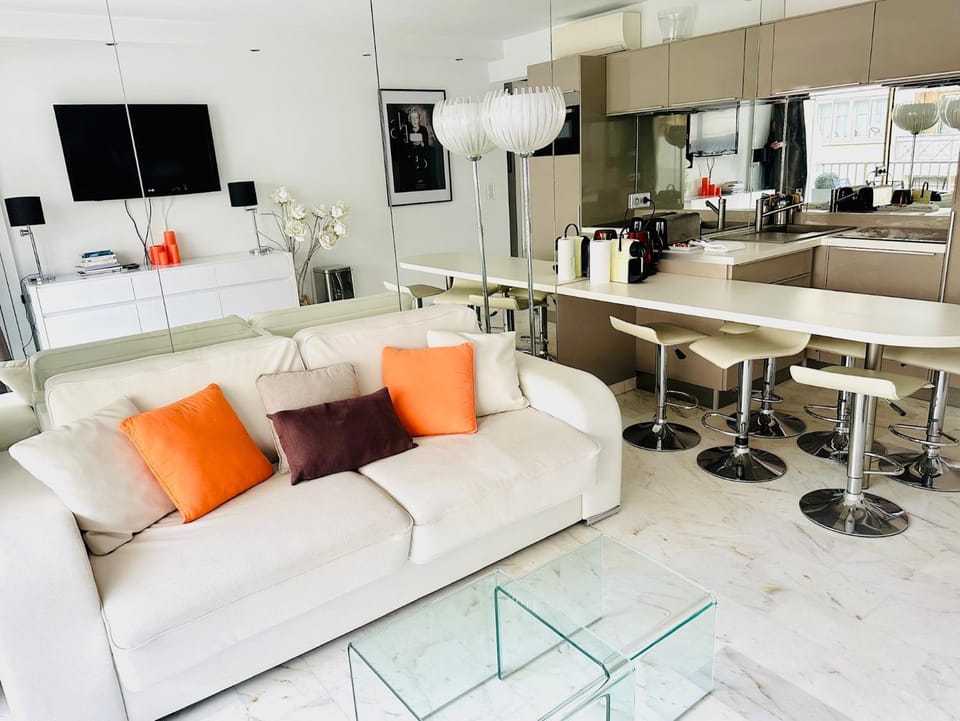Photo of the whole room, kitchen