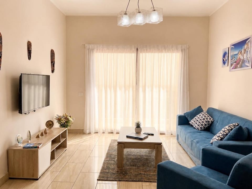 TV and multimedia, Living room, Seating area, Evening entertainment