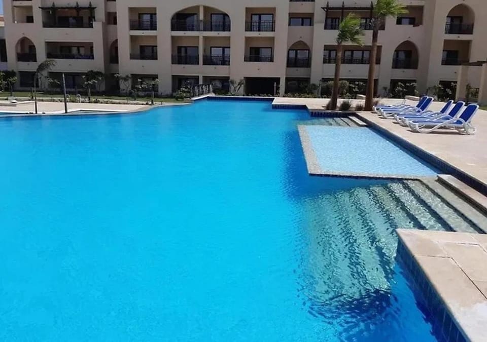 Property building, Day, Pool view, Swimming pool, sunbed