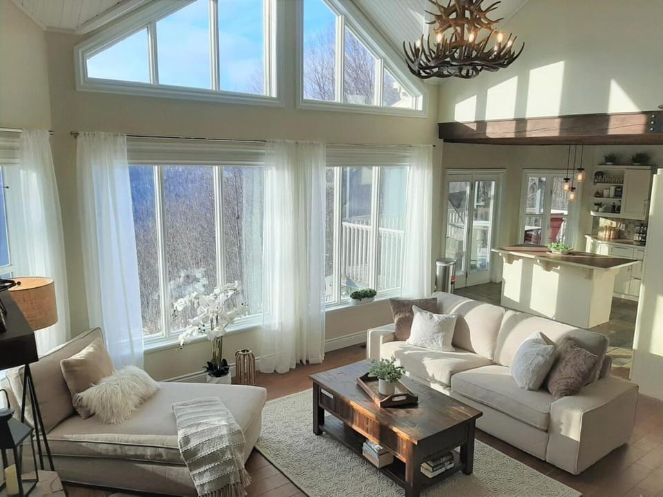 Ski-in/Car-out, HOT TUB with Amazing sunset view House in Ontario