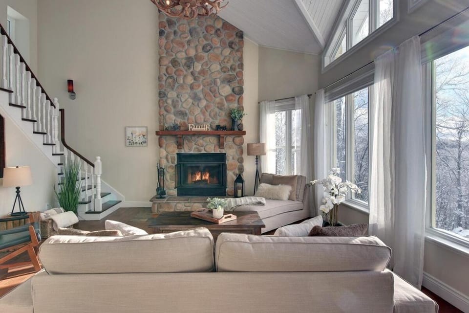 Ski-in/Car-out, HOT TUB with Amazing sunset view House in Ontario