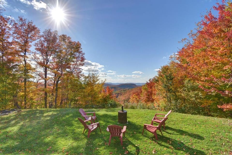 Ski-in/Car-out, HOT TUB with Amazing sunset view House in Ontario