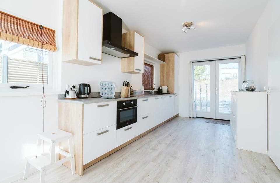 Coffee/tea facilities, oven, stove, kitchen