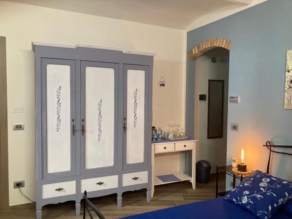 Property building, Bed, Photo of the whole room, Bedroom, wardrobe