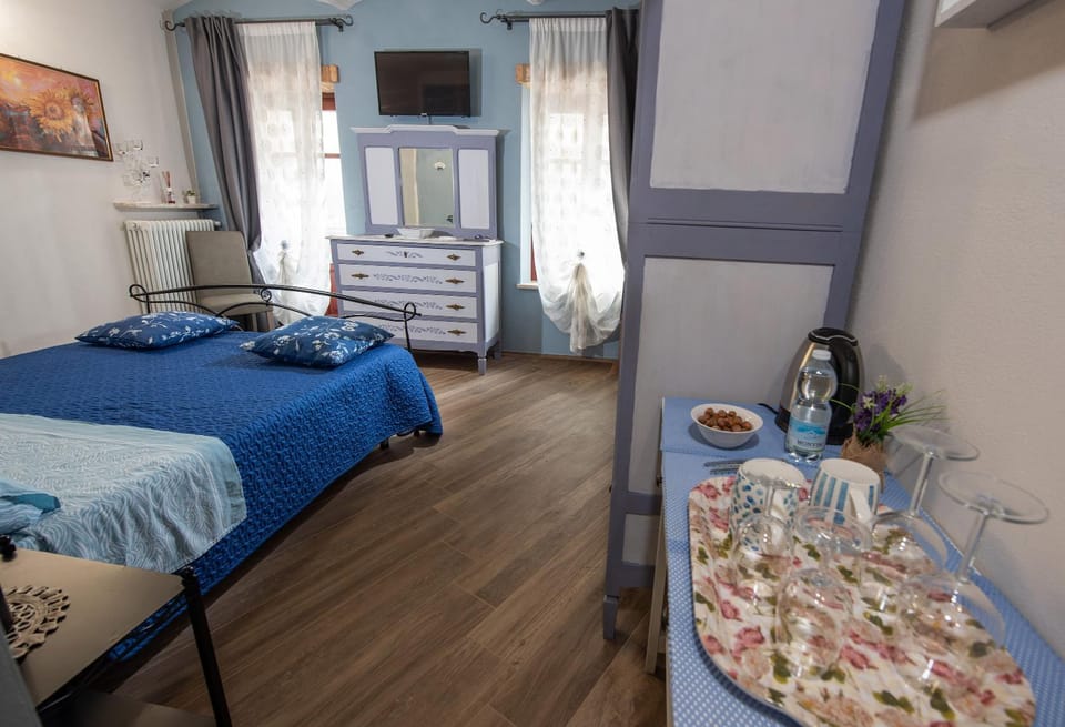 Bed, TV and multimedia, Photo of the whole room, Bedroom