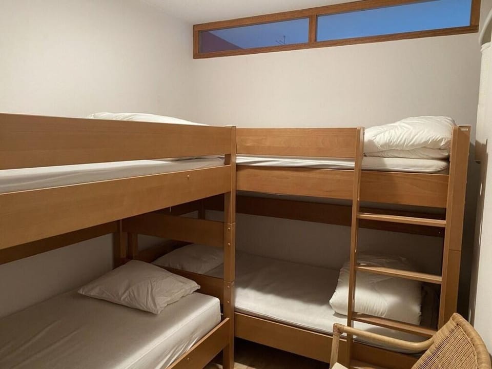 Bedroom, bunk bed
