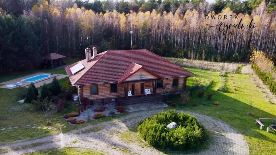 Dworek Ogrodniki, całoroczny dom na wyłączność, basen, sauna, las, staw rybny, altana grillowa, ognisko, pianino, kominek, piec chlebowy, duża ogrodzona posesja Chalet in Belarus